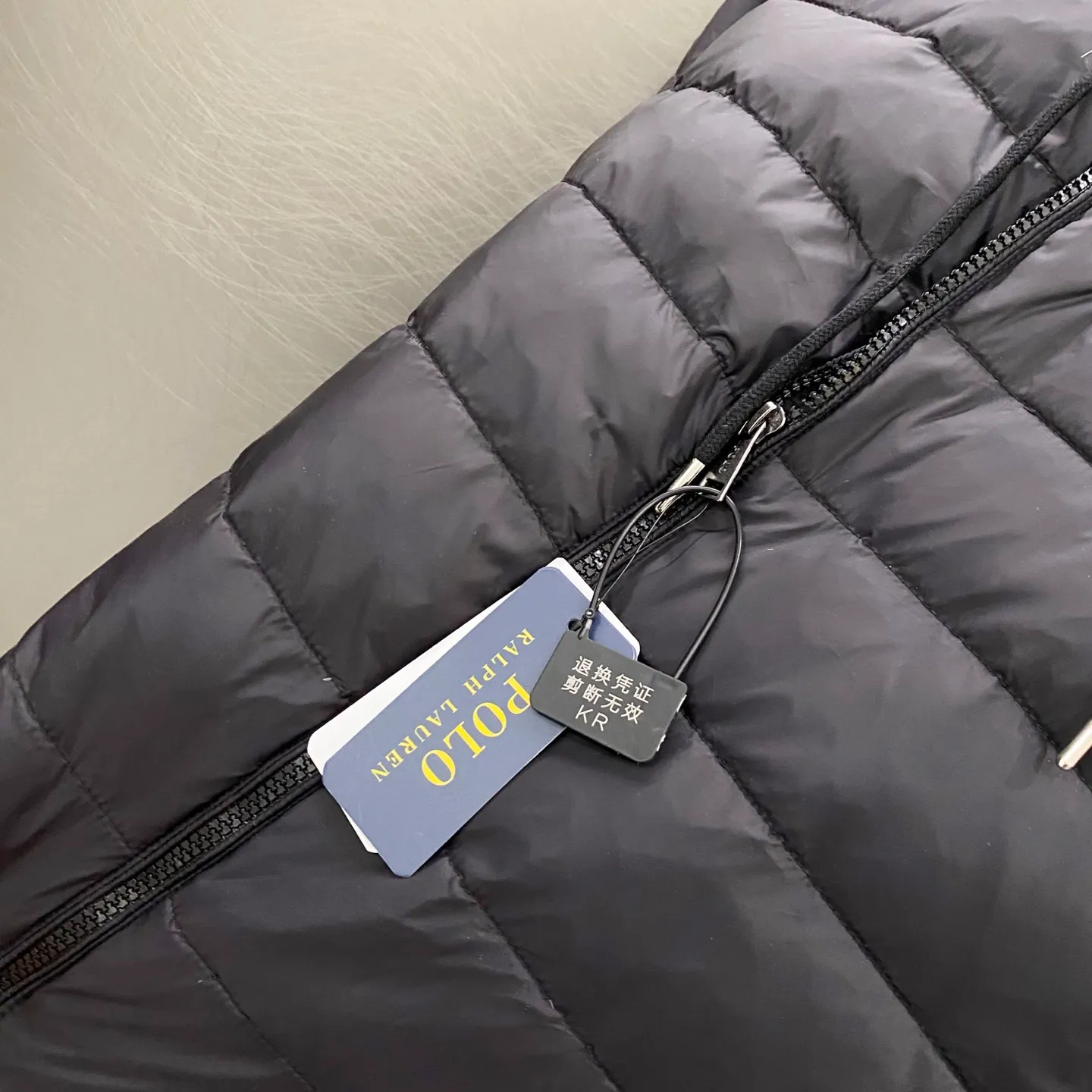 P640 Ralph Lauren/Ralph Lauren 24aw new winter product, Gorham series down jacket for sale on North American official website, classic and light down hooded down jacket - 0.15 grid nylon coating on the face for light three-proof construction, built-in 360T anti-drilling velvet coated gallbladder - corn tooth high-quality resin zipper, five large and small partition zippers all over the body, separate molding - originality restoration, original molding, full set of customized accessories, 100% detail processing - RL Ralph Lauren's classic best-selling hooded down jacket with small label. Best-selling offline in North America and out of stock all year round. Black, blue and army green three colors. Simple and versatile. Very practical. Detachable hood. Velcro to tighten cuffs. Elastic cord at hem. Free elastic adjustment. 350 grams of zoned down filling. Warm and comfortable. Warm in winter. Color: black, navy blue, army green. Size: M — XXL